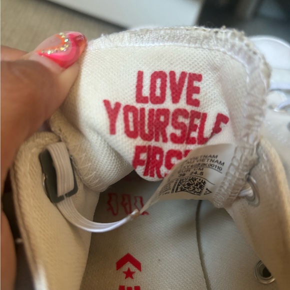 Converse size 8 women’s - Picture 5 of 6